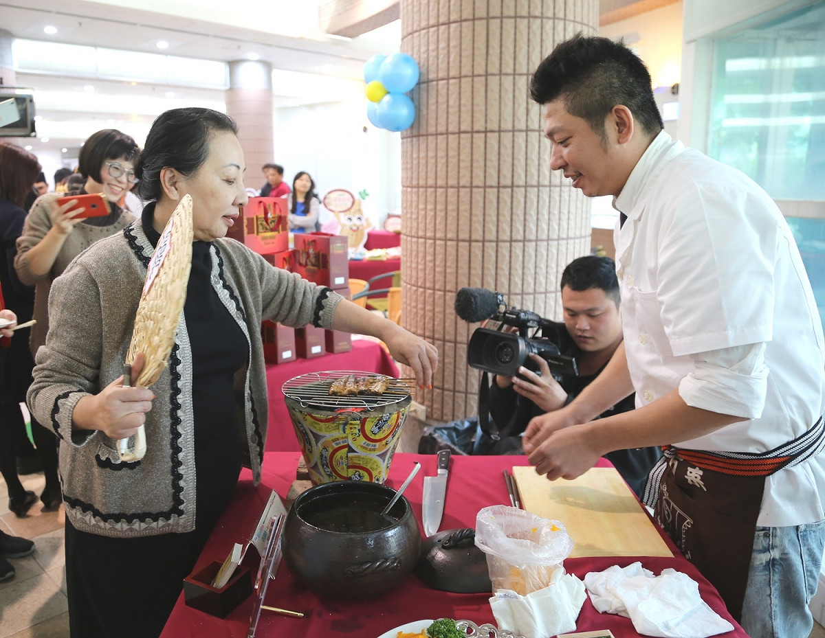 張花冠到各攤位前品嘗衛生合格的美食。 圖：嘉義縣政府/提供