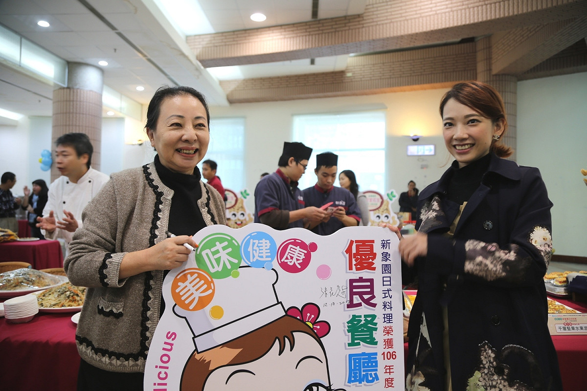 得獎的店家與張花冠合影。 圖：嘉義縣政府/提供
