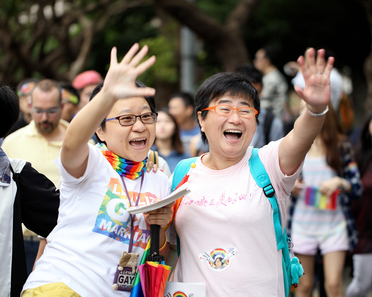 平常看到的伴侶盟理事長許秀雯律師及伴侶盟秘書長簡至潔大多是在新聞報導或是同運集會場合裡，多半是她們比較嚴肅的表情。這張照片是去年同志大遊行無意間拍下的，兩位應是遇到久未謀面的老友而難得展現出特別開心的姿態。 
 圖：楊奇瑋／攝