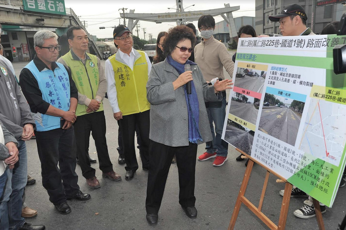 高雄市長陳菊今(18)日率工務團隊前往鳳仁路與永宏巷交叉路口視察。 圖：高雄市政府/提供