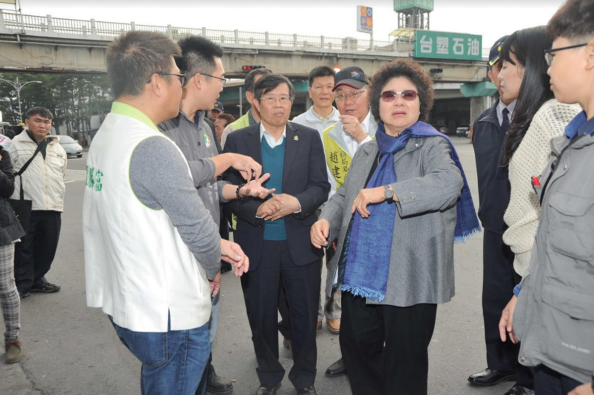 高雄市長陳菊今(18)日率工務團隊前往鳳仁路與永宏巷交叉路口視察。 圖：高雄市政府/提供