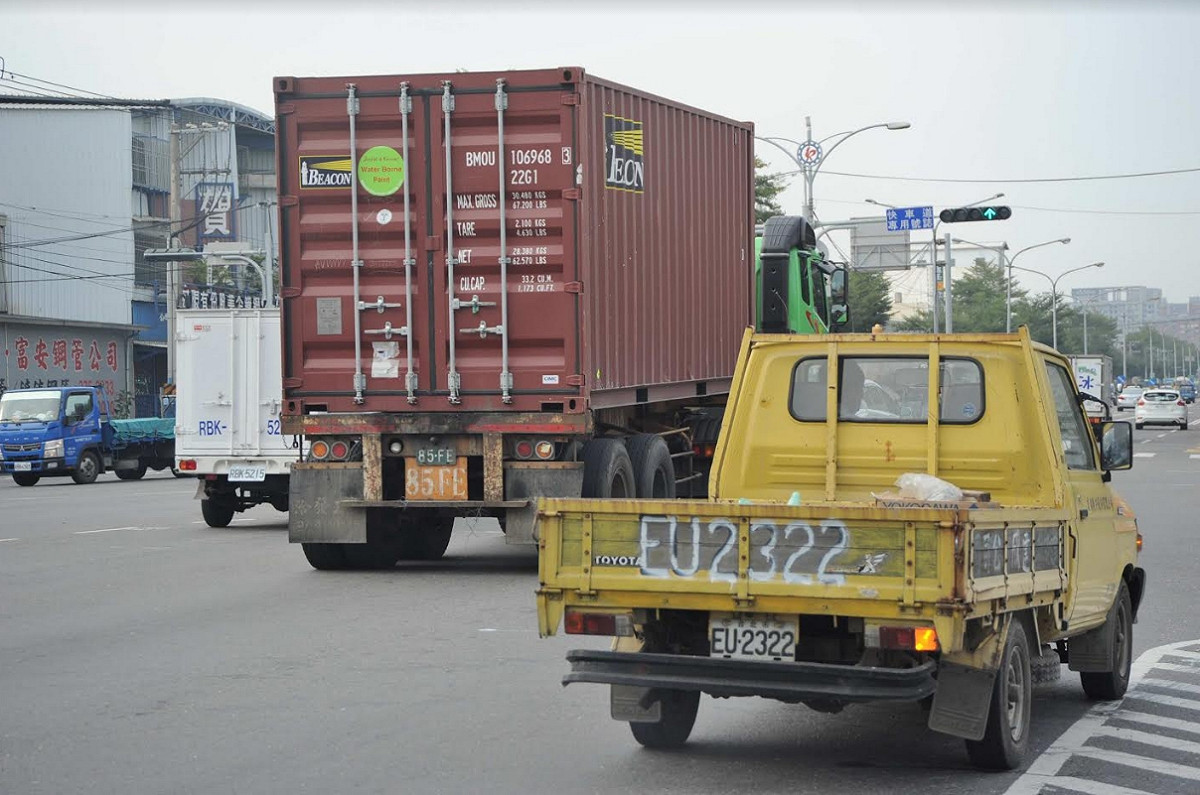 鳳仁路為仁武區主要幹道，每天車流量大，導致路面龜裂、坑洞、車轍、毀損等情形。 圖：高雄市政府/提供