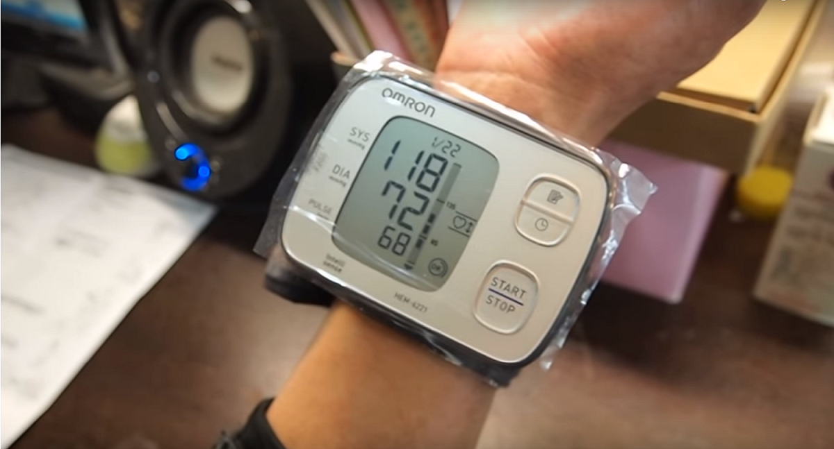 手腕式血壓計會因為手腕擺放的位置而影響準確度。 圖：翻攝自Youtube《劉世琪》影片