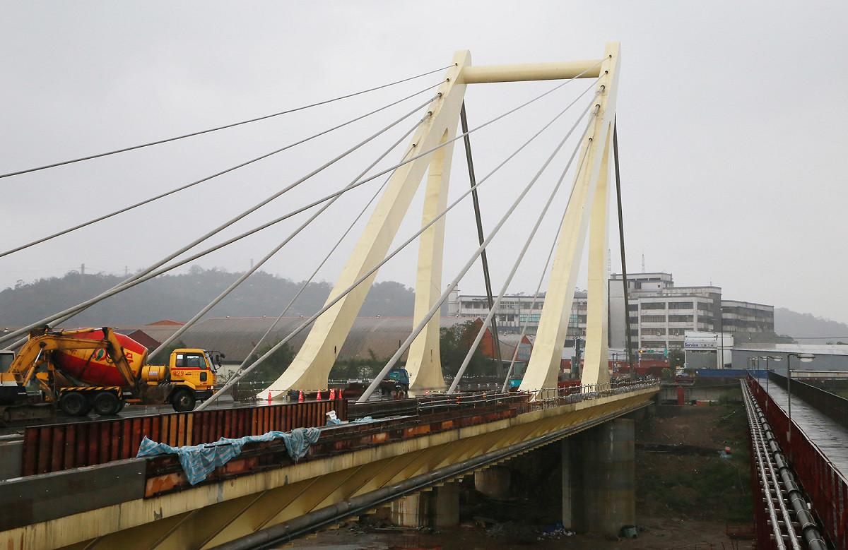 位於七堵橫跨基隆河兩岸的七賢橋目前正在進行改建工程。 圖：基隆市政府 / 提供
