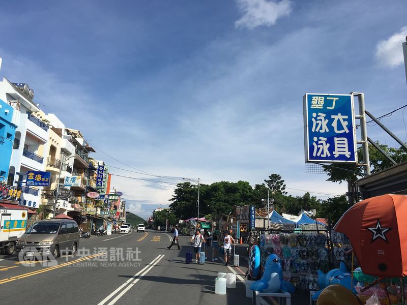 屏東縣政府18日公布明年度公告土地現值與公告地價，全縣公告現值最高地價區段為恆春鎮的墾丁大街繁榮區段兩側，每平方公尺新台幣16萬元，約1坪55萬元，連續2年蟬聯寶座。 圖 : 中央社