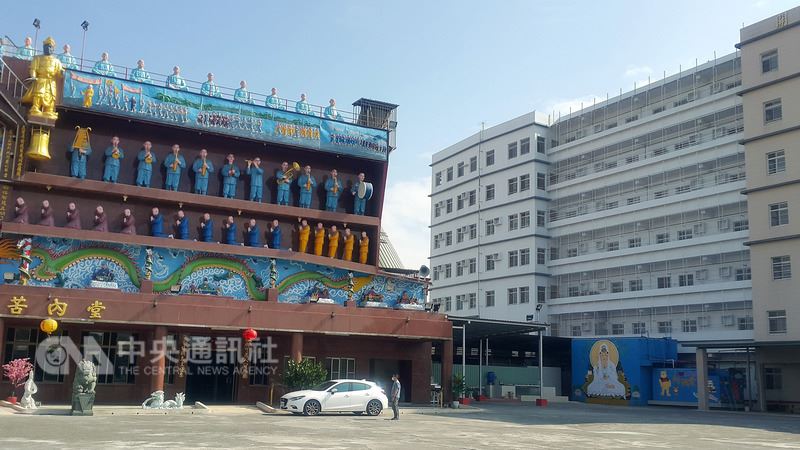 走過近50年的高雄龍發堂收容逾500名身心障礙者，最近爆發群聚感染，高市衛生局前往疫調發現院內以禁錮方式照顧堂眾，活動空間限制且缺乏精神職能治療及復健，堂方則予以否認，精神醫療界18日出面為堂眾人權請命。圖為龍發堂外觀。 圖 : 中央社