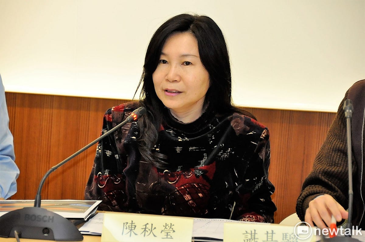 台灣私校工會副理事長陳秋瑩表示，私校利用各種名目扣減老師的工作獎金，簡直就是「剝皮店」。 圖:陳香蘭／攝