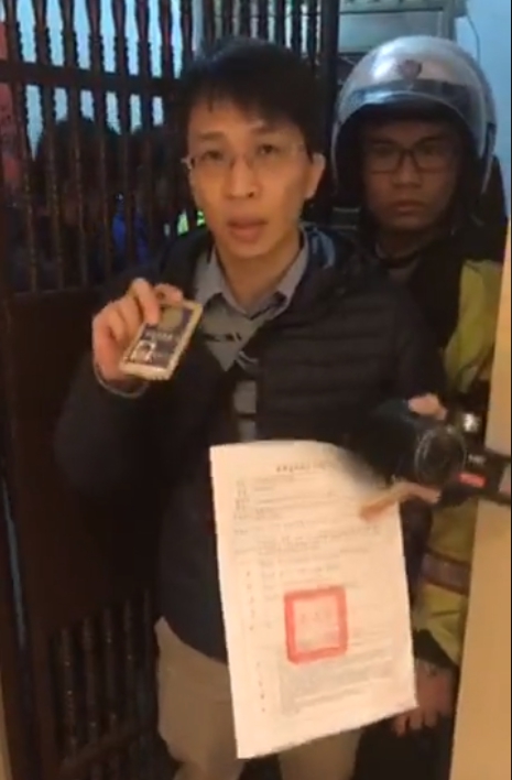 調查局人員手持搜索票要求王炳忠關閉直播。 圖：翻攝自王炳忠臉書直播