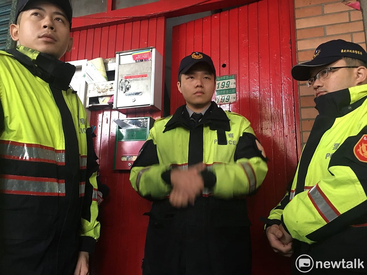 檢警人員上午持搜索票要求搜索王炳忠住處，由於王炳忠拒絕開門，警方最後請鎖匠開門而入。警方表示徵查不公開，連王炳忠的律師到場後也遲遲無法入內。 圖 : 張良一 / 攝