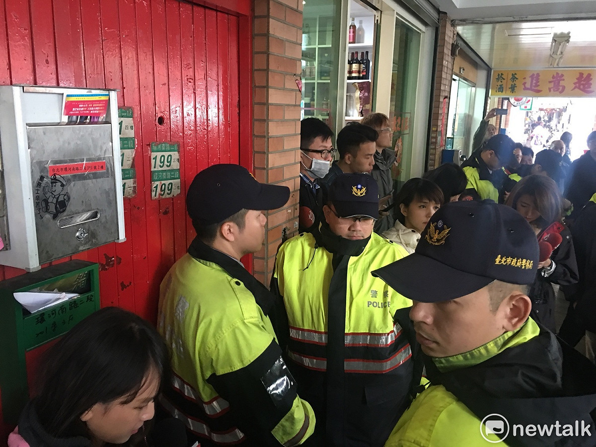 直播因檢警人員闖入而中斷，檢方將王炳忠拉入屋內、關上鐵門，開始調查，屋內不時傳出王炳忠大喊的聲音，王炳忠的律師到場後也無法進入屋內，直到9點50分才得以進入。 圖 : 張良一 / 攝