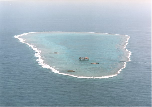 位於台灣東南東方、日本南方的沖之鳥島，台日雙方不斷對於該地附近海域漁權問題，爭議不斷。 圖：翻攝自Okino-torishima