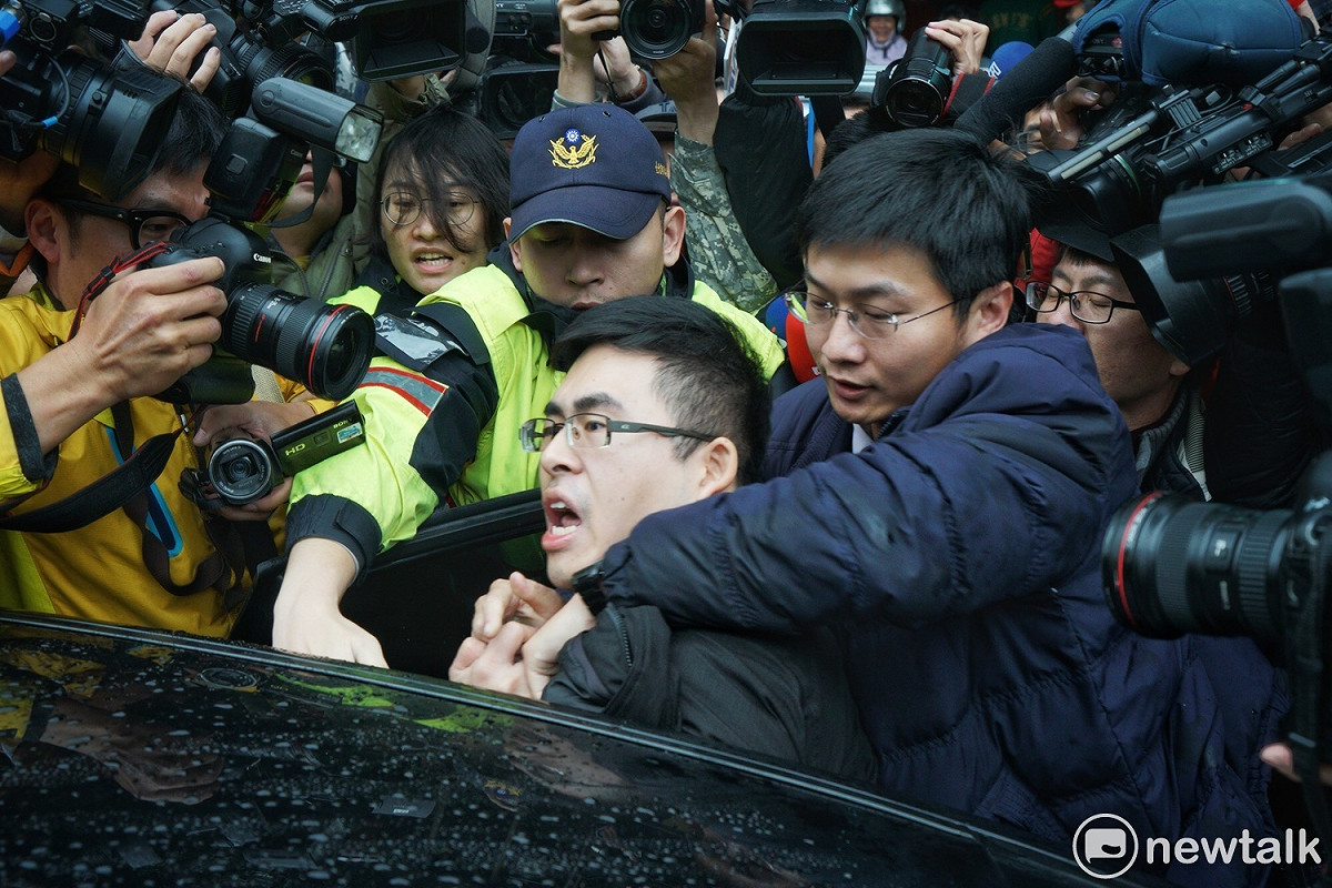 新黨發言人王炳忠今（19）晨住處遭警調人員持搜索票上門，王已被帶往調查站。 圖：張良一 / 攝