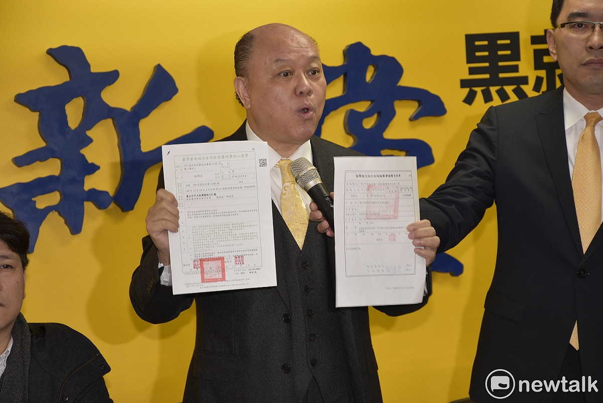 新黨隨即偕同家屬召開記者會，副主席李勝峰痛批「楚雖三戶，亡秦必楚！」新黨將在明年選舉與選票推翻執政黨。 圖：趙婉淳／攝