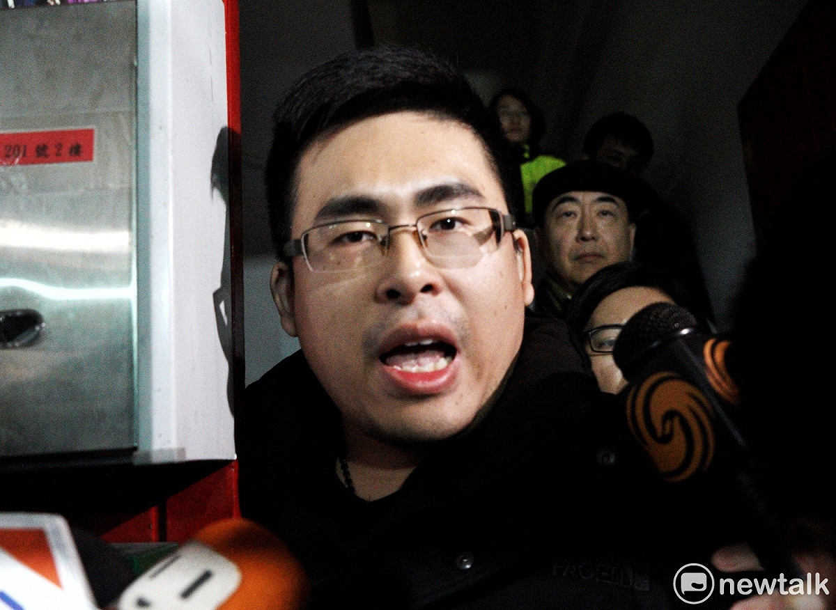 王炳忠上午6點半在臉書開直播，轉播檢警人員在他家門口要求入內搜索，王炳忠認為這根本是白色恐怖，警察比黑道還要黑道，要求律師到場才要配合調查，不料最後遭警方強行進入。 圖：張良一／攝