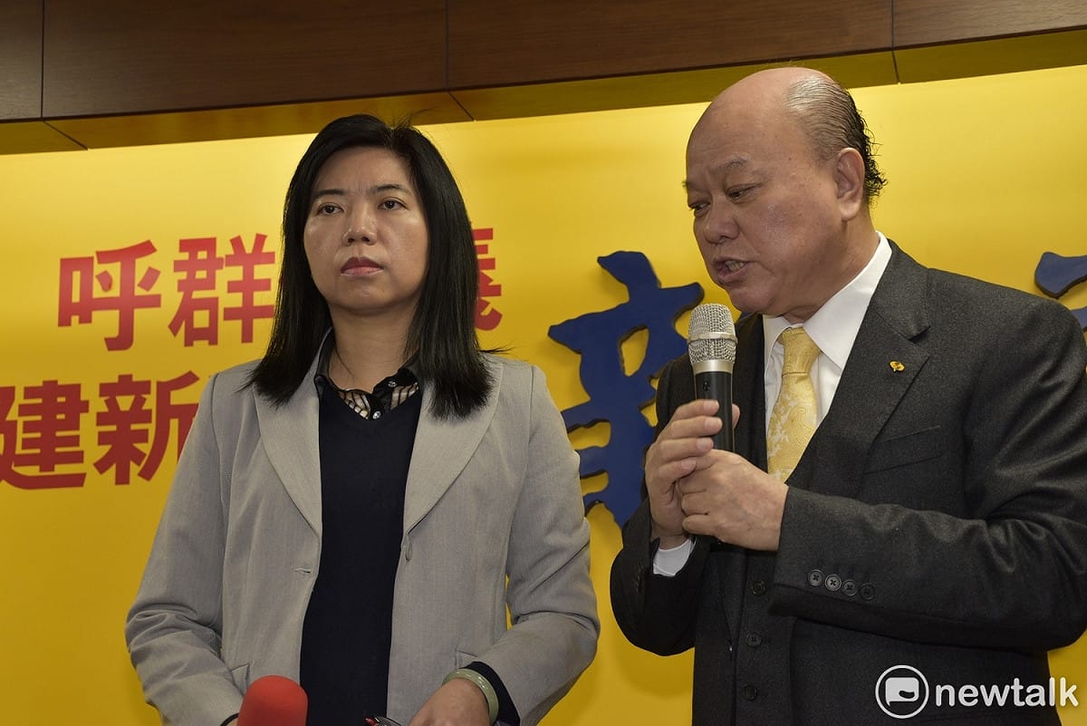 新黨副主席李勝峰（右）與王炳忠委任律師、新黨黨員王麗玲（左）上午召開記者會聲援。 圖：趙婉淳／攝