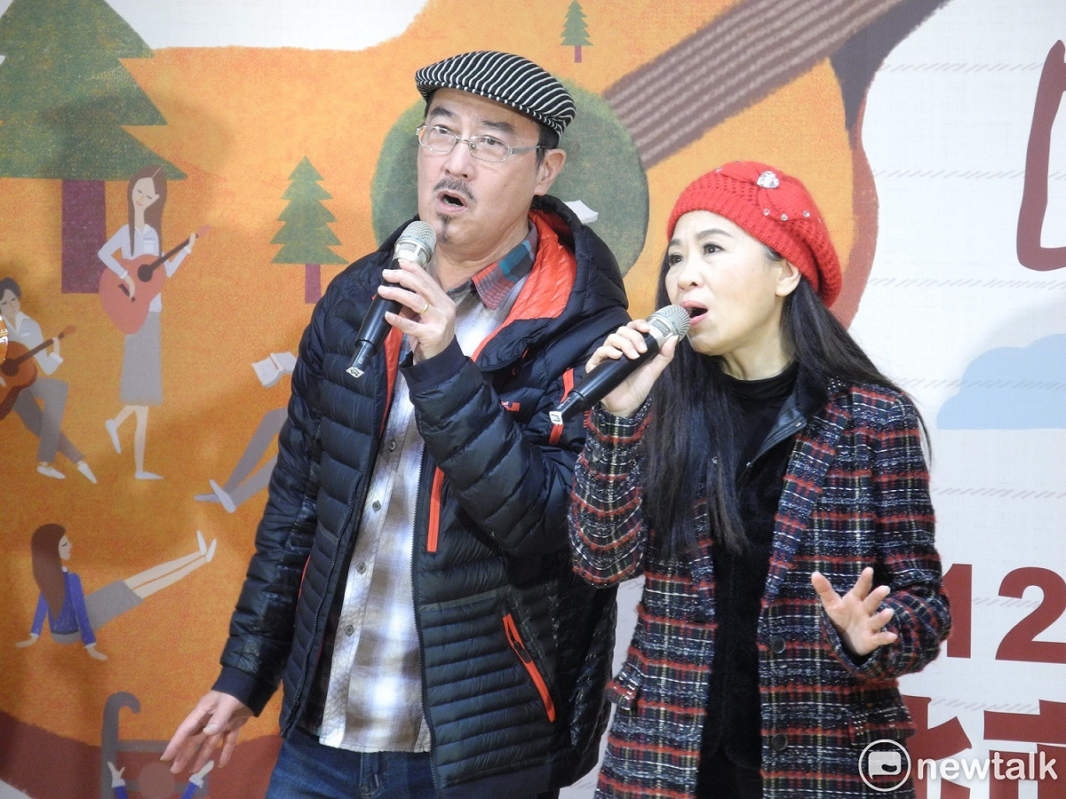 趙樹海、馬毓芬今天在記者會演唱《微風往事》，暢談許多民歌的沿革、歌手的趣事。 圖：王峻昌/攝