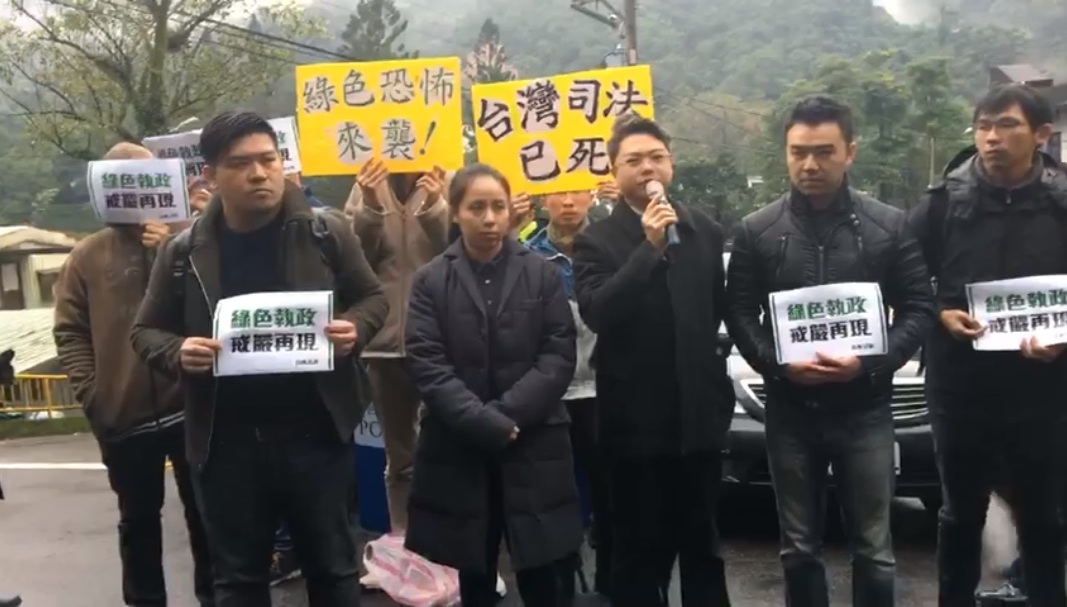 由於調查局以證人方式傳喚，律師不能在旁陪同偵訊，於是新黨律師們就只能聚集於調查局國家安全站外嚴正以待。 圖：翻拍自新黨臉書