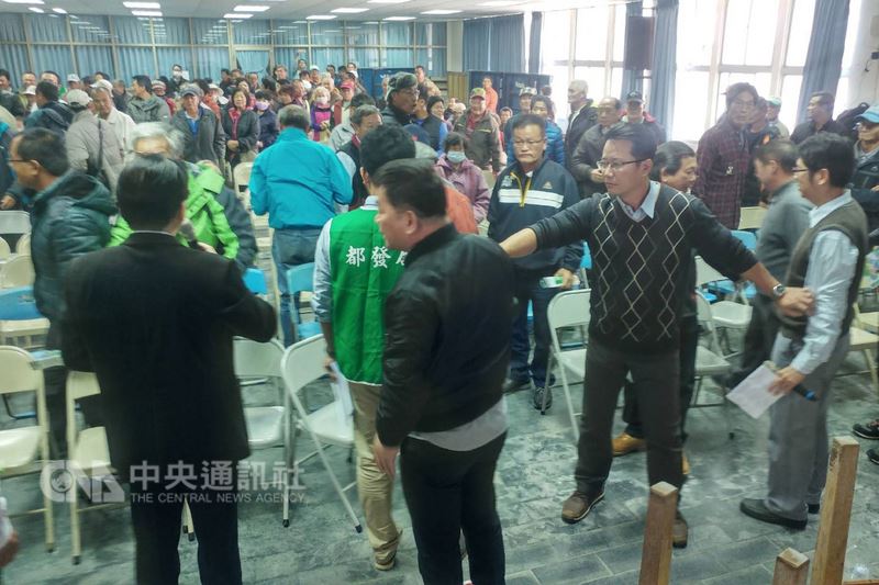 台南市政府都發局今天在將軍區公所舉辦「擬定台南市國土計畫」座談會，多名民眾不滿沿海大面積土地畫為國土保育區，火爆掀桌抗議，會議草草結束。 圖 : 中央社