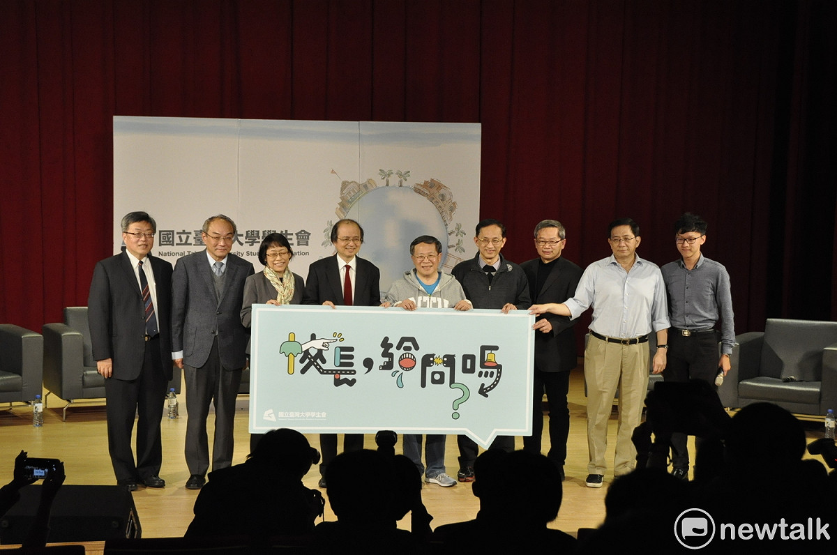 台大校務會議將在23日進行務會議推薦人選投票，台大學生會邀集八位校長候選人同台發表治校理念，並接受學生提問，學生將以網路投票結果作為校長人選的投票依據。 圖 : 陳香蘭／攝