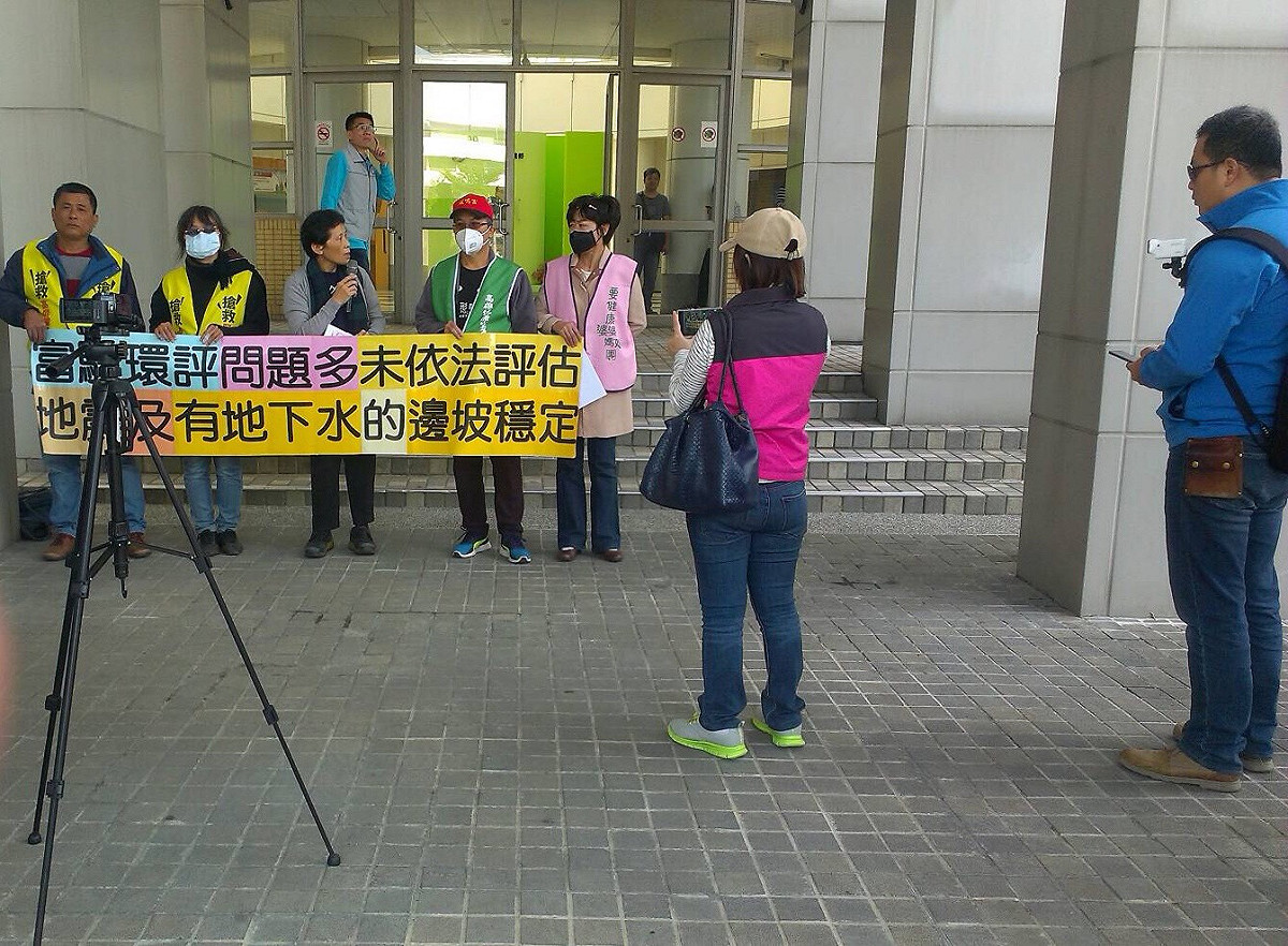 環保局表示，已全數轉交各環評委員。環保局強調，針對任何開發申請案，均秉持程序正義及依法行政原則，在相關資訊正確充分之前提下，依照環境影響評估法規定，經由專業、獨立審查的環評委員會集思廣益、交互辯證及充分討論，一定會作出最後專業的判斷。環保局表示，已全數轉交各環評委員。環保局強調，針對任何開發申請案，均秉持程序正義及依法行政原則，在相關資訊正確充分之前提下，依照環境影響評估法規定，經由專業、獨立審查的環評委員會集思廣益、交互辯證及充分討論，一定會作出最後專業的判斷。 圖:高雄市環保局