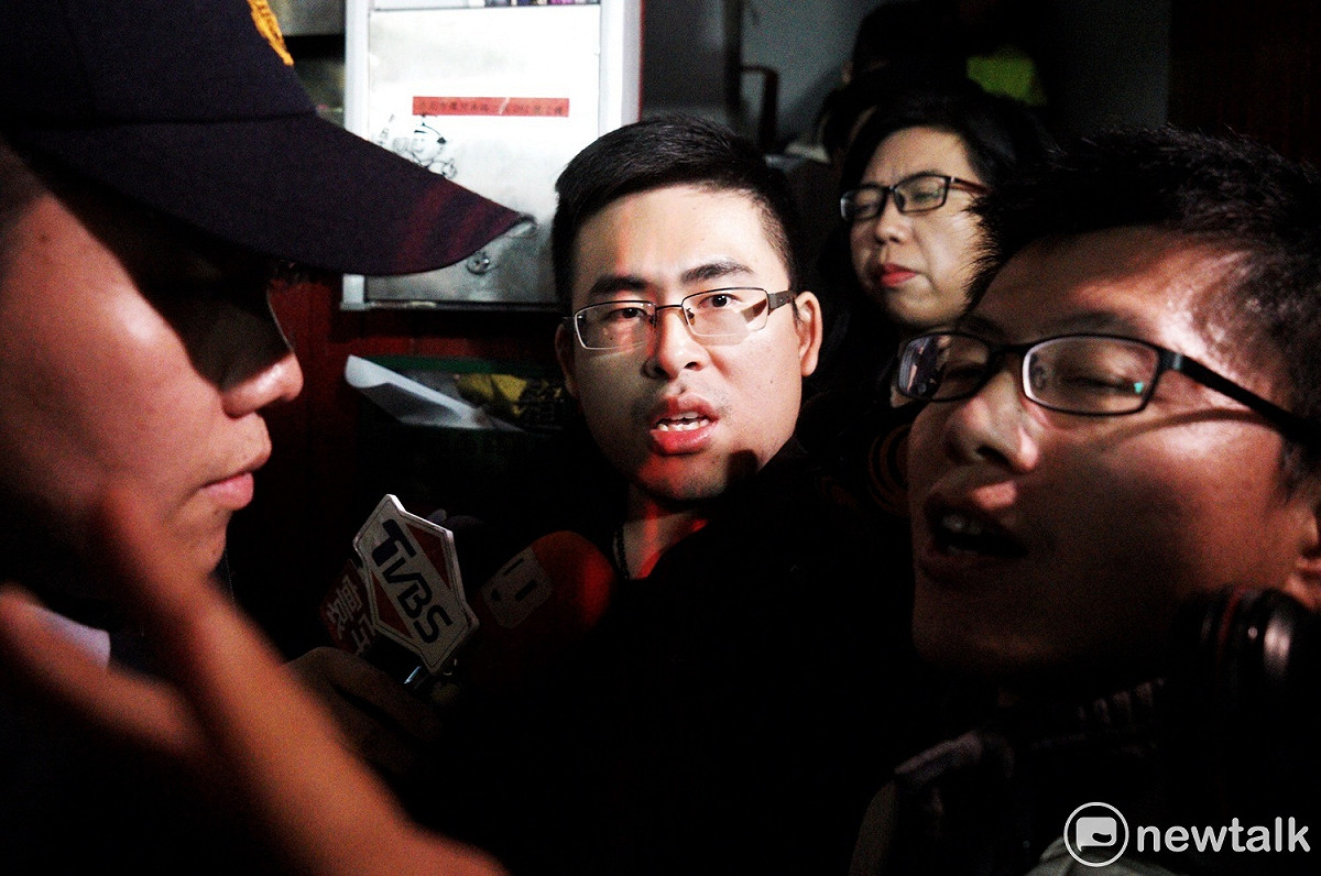 新黨發言人王炳忠疑涉國安法案，於19日晚間10時50分左右抵達北檢接受檢方複訊，1小時後無保請回。  圖 : 張良一 / 攝
