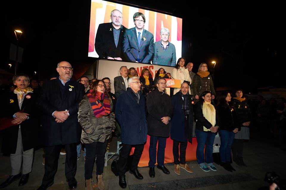西班牙加泰隆尼亞21日將舉行地方議會選舉，人在比利時的前主席普伊格蒙特透過直播造勢拉票，仍然吸引眾多獨派人士力挺。 圖：翻攝Junts per Catalunya臉書