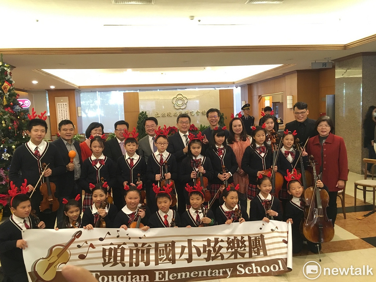新莊頭前國小弦樂團今（20）日特別到立法院進行快閃活動，綠委們也出席同歡。 圖：黃韋銓/攝