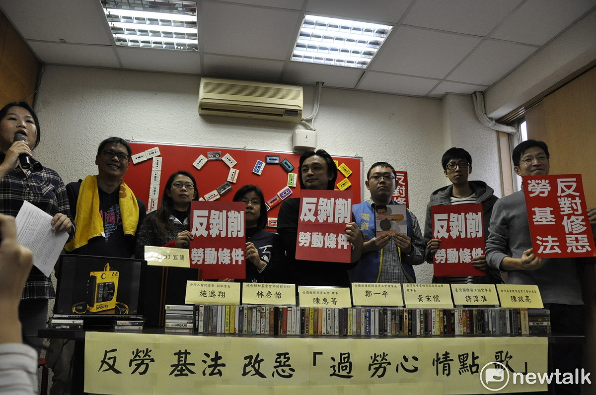 全台100個工會社團12/23日發起反勞基法改惡大遊行，勞團呼籲:遊行當天攜帶家中錄音帶作為「信物」。 圖:陳香蘭／攝