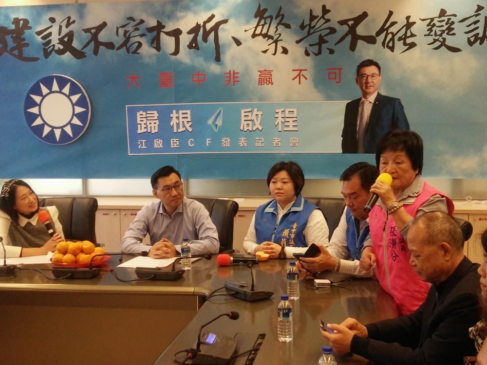 國民黨市議員張瀞芬講述童年時的江啟臣。   唐復年/攝