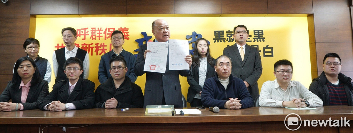 新黨副主席李勝峰說，公投法三讀通過後，未來將推動公投，修法讓證人在被搜索或出庭作證時，有律師陪同，補足法律漏洞。 圖：張良一／攝