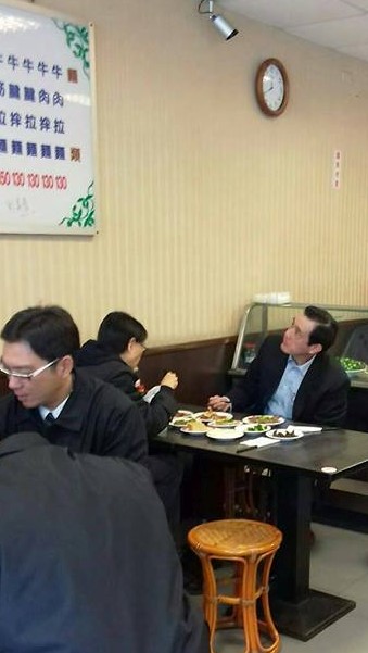 總統府前秘書長羅智強今（20）天在臉書證實網傳照片裡正在看價目表的就是馬英九，背對鏡頭的就是周美青。 圖：擷取自羅智強臉書