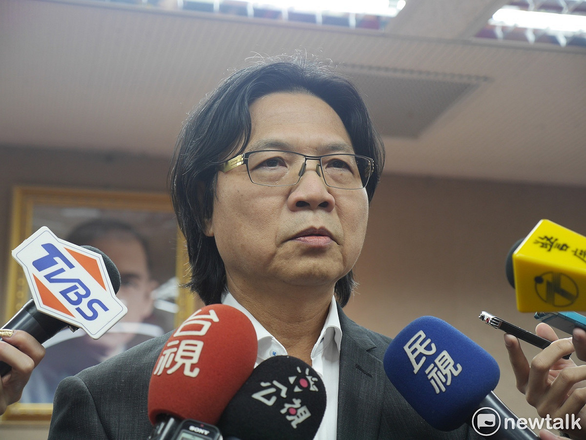 內政部長葉俊榮今（21）天表示），若婦聯會屆時沒有往人民期待方向決策的話，就立刻撤換主委辜嚴倬雲、副主委葉金鳳，「公文都已經備好了」。 圖：趙婉淳/攝