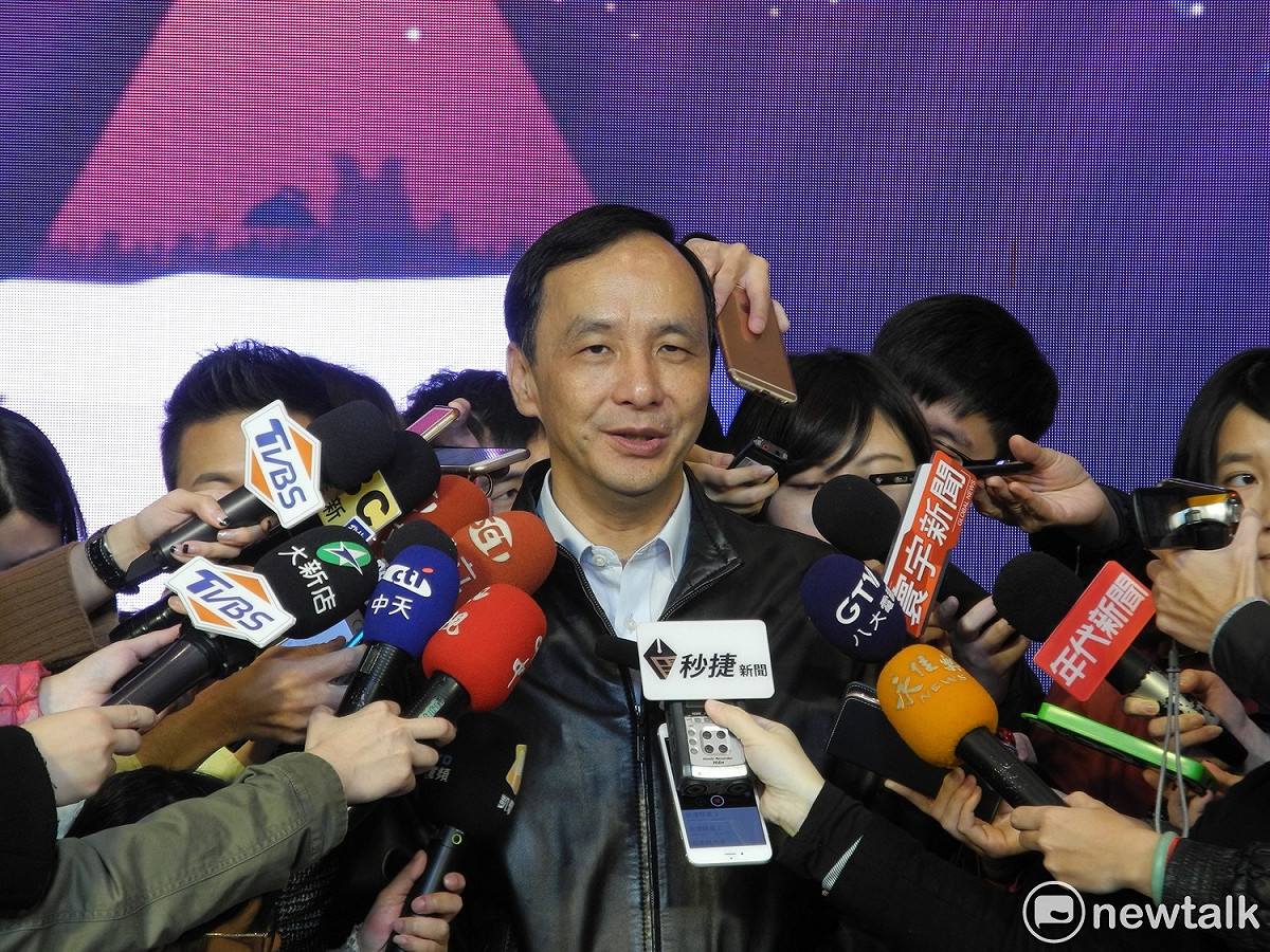國民黨決定縣市長選舉黨內初選採全民調，朱立倫表示「尊重」。至於前台北縣長周錫瑋堅持納入黨員投票，朱立倫說「黨中央可以說明一下」。 圖：王峻昌/攝