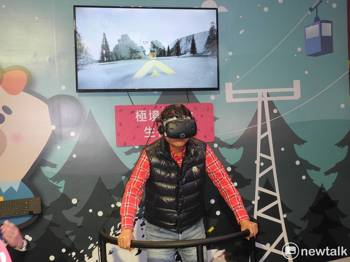 觀旅局長陳國君體驗「Santa VR Sport」帳篷的「滑雪」運動主題 360度VR虛擬實境遊戲，畫面是阿爾卑斯山實景。 圖：王峻昌/攝