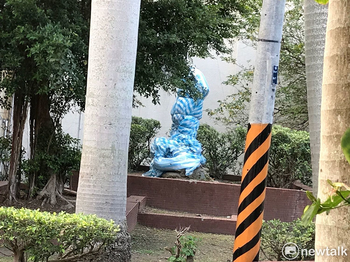 校方現在先以帆布將銅像覆蓋。 圖：周煊惠 / 攝