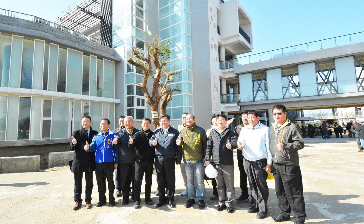 鄭文燦視察大園國中遷校整體規劃工程。 圖：桃園市政府/提供
