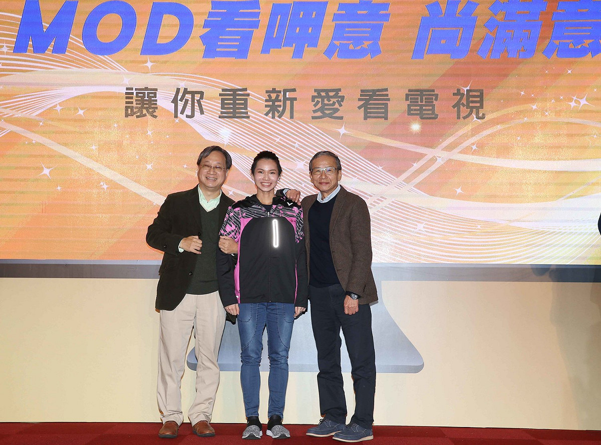 小野導演驚喜現身中華電信MOD雙代言人記者會，為好友吳念真站台，更肯定中華電信mod對國內影音產業的貢獻。 圖：中華電信公共事務處/提供