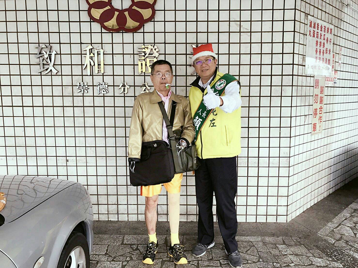 一位因高壓電失去雙手及左腿的朋友，拄著拐杖上前為顏純左打氣，並以自己為例，強調別人有四肢，而他因傷殘只剩下一隻腳，仍然繼續用心生活。他特別請顏純左幫他拆一支棒棒糖，當場吃起棒棒糖，祝福顏純左「民調第一」。 圖：黃博郎/攝