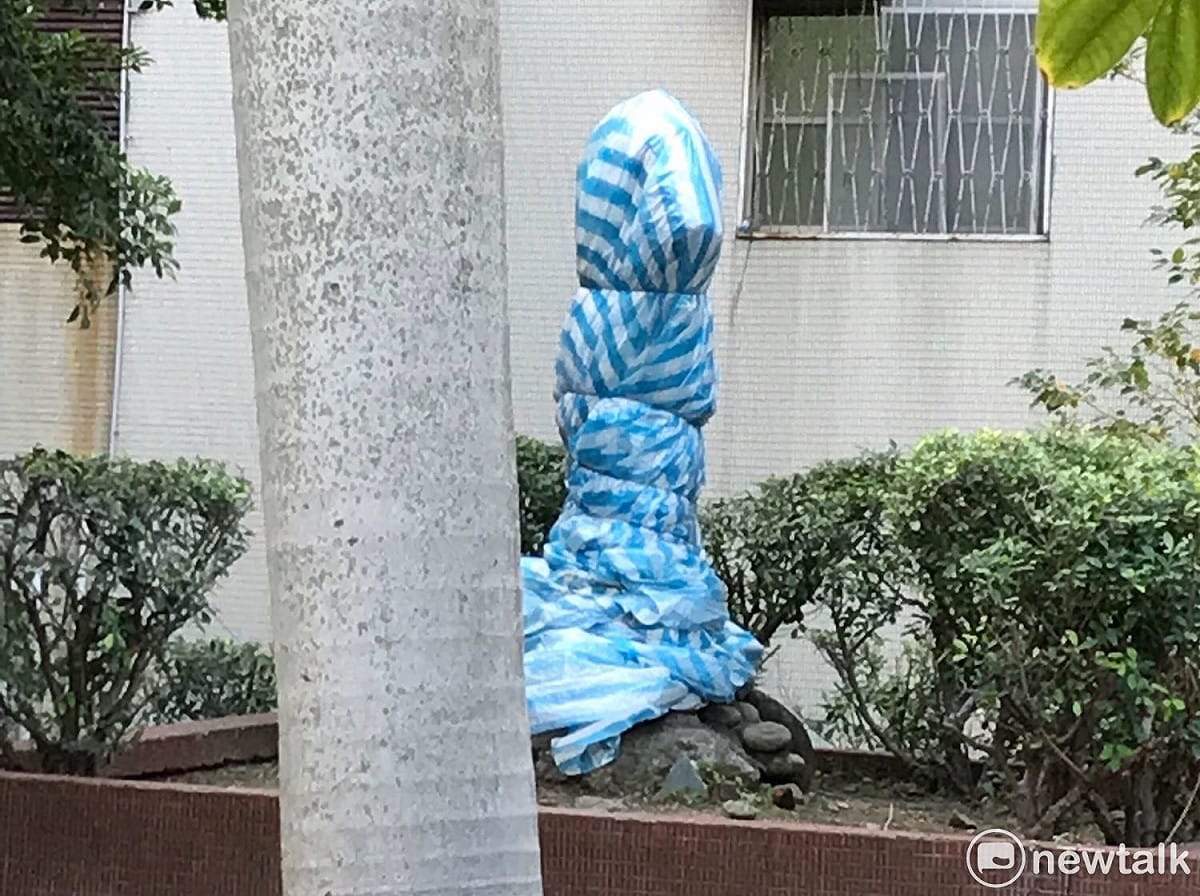 台北市立中正高中蔣介石銅像今（21）日被發現遭人砍斷頭、並噴白漆「不移除不改名就砍頭」，現在校方已用帆布包裹起來。 圖：周煊惠 / 攝