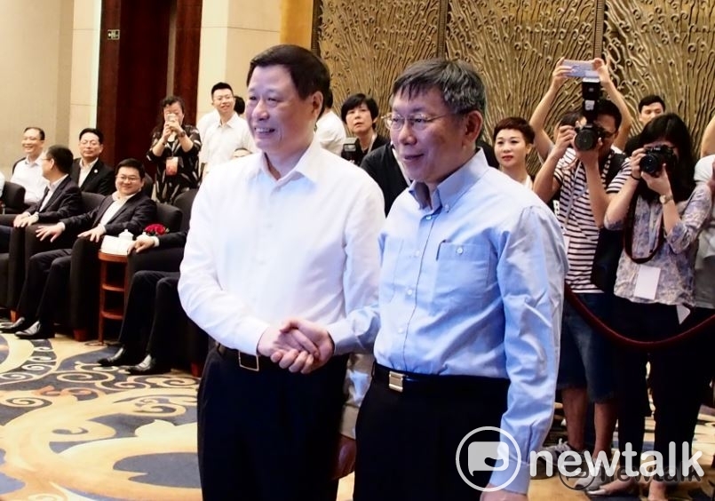 2017年台北市長柯文哲（右）赴上海雙城論壇，與時任上海市長應勇（左）見面。 圖：新頭殼資料照