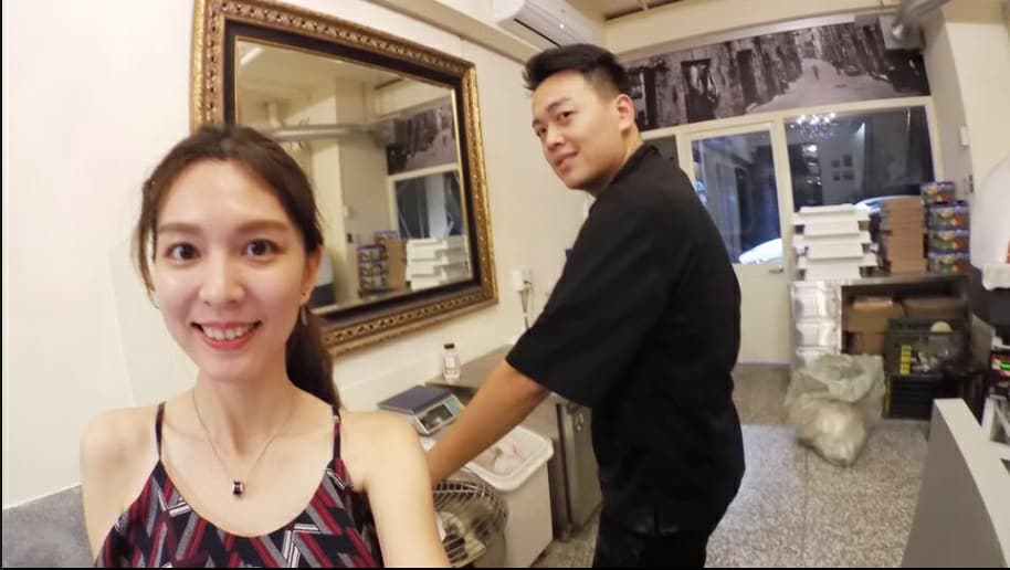 周錫瑋長子周玉禮一手打理「Art Garden藝花源義法料理」，擔任主廚，女友也在餐廳幫忙。 圖：翻攝藝花源義法料理臉書