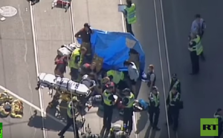澳洲第2大城墨爾本今（21）日發生汽車蓄意衝撞行人事件，造成至少19人受傷。 圖：翻攝RT畫面