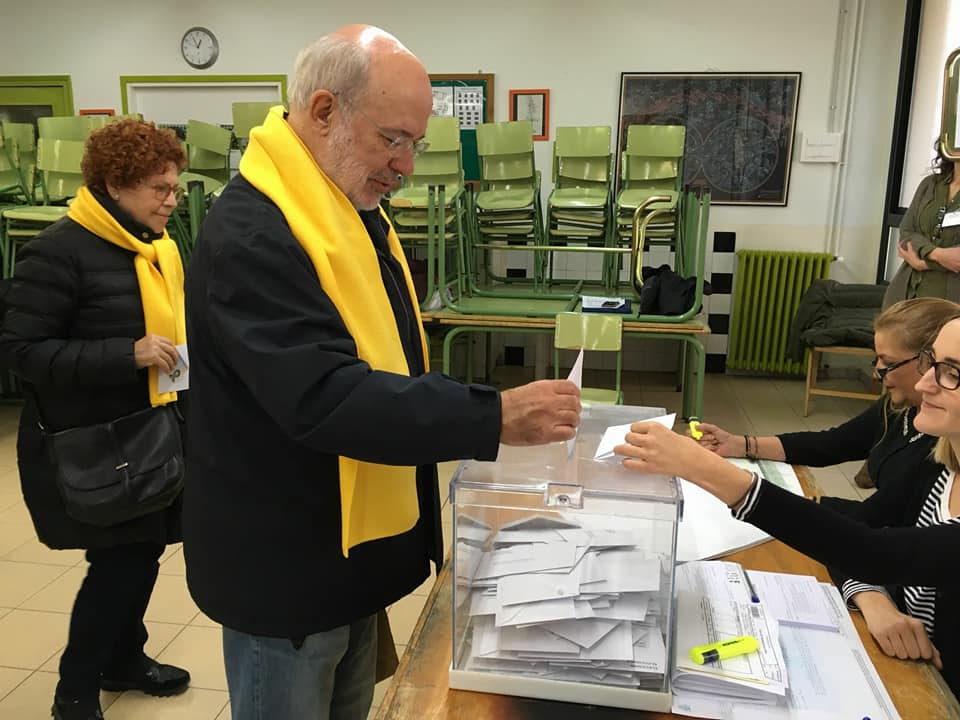 西班牙加泰隆尼亞議會改選，民眾踴躍投票，投票率高達81.95%，圖為披著黃色圍巾的獨派選民投票。 圖：翻攝加泰隆尼亞左翼共和黨臉書