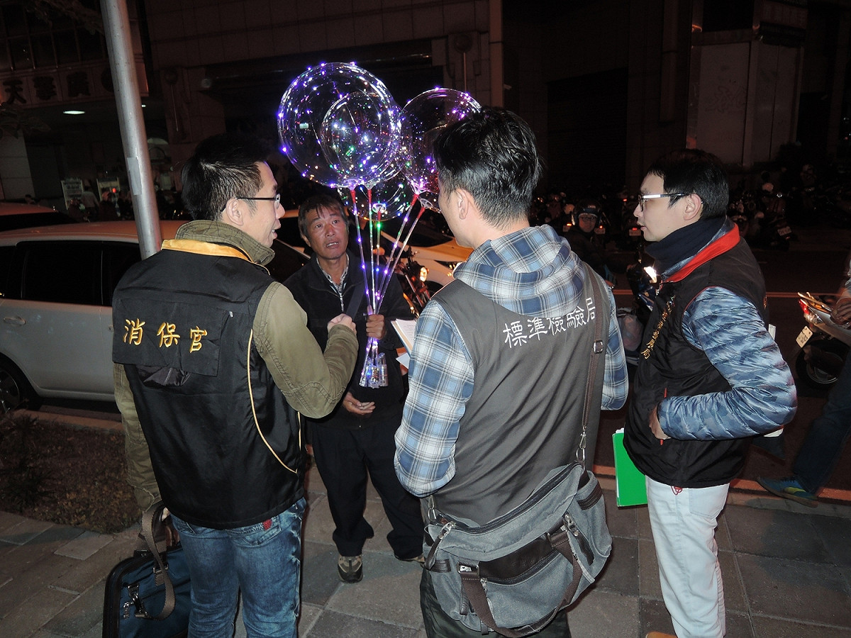 台中市政府經發局與消保官、經濟部標準檢驗局台中分局等前往柳川檢查流動攤商，並未發現灌氫氣的氣球商品。 圖：台中市政府/提供