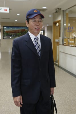 遠雄集團承攬大巨蛋案，檢方依貪汙圖利罪嫌起訴前台北市政府財政局長李述德（圖），台北地院今(22)日開庭審理，李述德上午獨自到庭。 圖：中央社／提供
