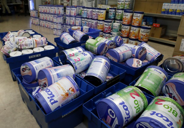 法國乳品大廠「拉克塔利斯」嬰兒奶粉遭沙門氏菌汙染，21日宣布擴大召回，衛生福利部食品藥物管理署食品組簡任技正鄭維智今(22)日表示，這次召回的7項產品中，已有6項在台出貨販售，出貨量超過6.8萬罐。 圖：新頭殼資料照片