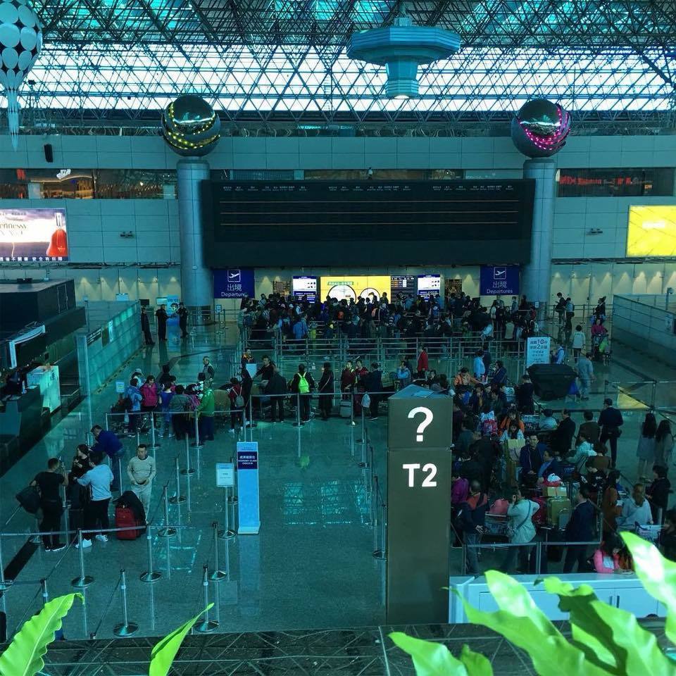 桃機第二航廈今早突然停電。 圖：取自爆料公社