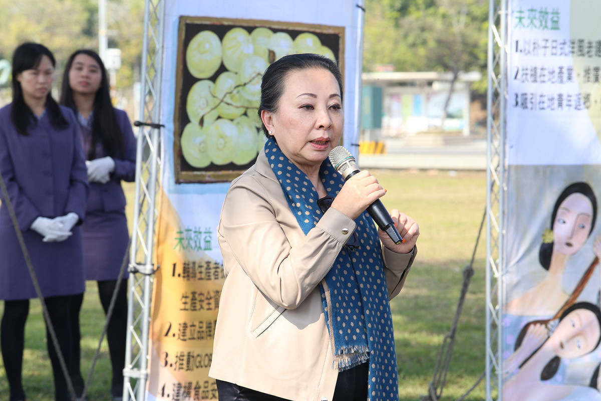 今日上午在民主廣場舉行3週年就職記者會，張花冠向鄉親報告任內政績。 圖：嘉義縣政府／提供