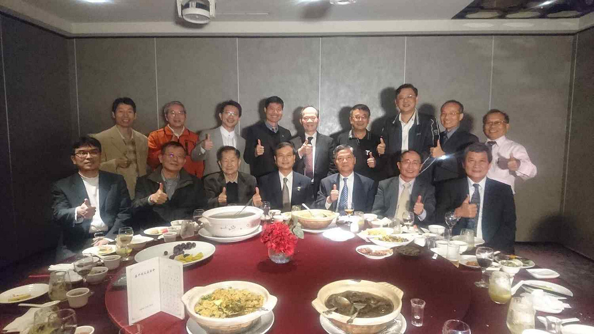 嘉中校友南山人壽總監林茂得作東，邀宴迎新三位嘉中「出產」的新任局長。 圖 : 取自嘉義高中校友會群組