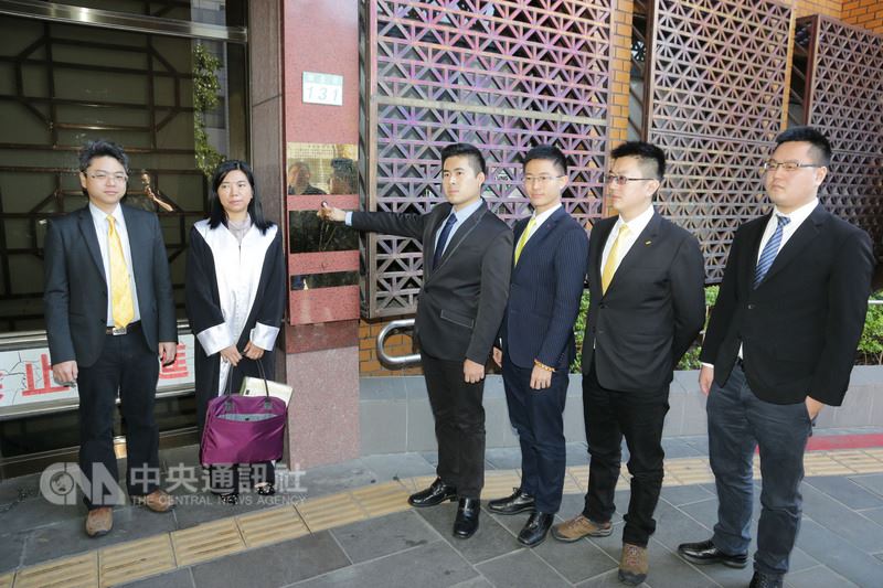 新黨發言人王炳忠（右4）22日赴台北地檢署，按鈴控告北檢、調查局辦案人員違法搜索，涉嫌瀆職、侵入住宅、妨害自由等罪。 圖 : 中央社